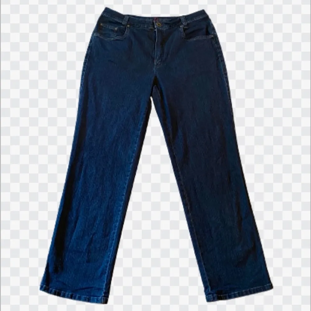 Straight-leg rhinestone jeans som är i bra skick. Innerbenslängden är 74,5 cm. Ytterbenslängden är 103 cm och midjemåttet är 41cm.. Jeans & Byxor.
