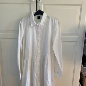 Skjortklänning 🌻🤍 - En skjortklänning som även kan användas som strandklänning. Har tyvärr aldrig kommit till användning. Orginalpris 149kr.