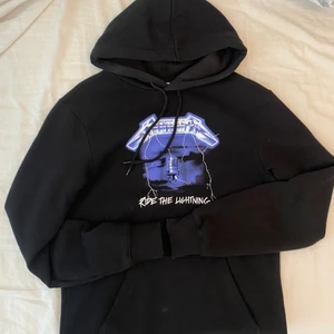 Hoodie - Hoodie med luva och ficka fram i magen från herravdelningen, tryck fram och i ryggen