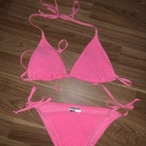 Bikini - Jättesnygg Skrikrosa bikini från hm i storlek S. Knappt använd. Säljer då jag köpt så mycket nytt! 🌸🌸🤩