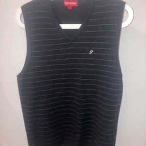SUPREME F/W 2013 SWEATER VEST LARGE - Large Supreme vest från 2013 i väldigt bra skick!