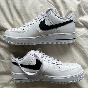 Nike Air force 1 - Betalning via swish, tryck inte på köp nu! Vita Nike Air force med svart logga. Nytt skick, endast provade men var för små. Storlek 40. Bjuder på frakten!