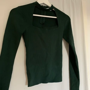 Tröja/topp - Populär grön zara topp  Knappt använd, fint skick St s passar även xs  (Kan frakta och mötas upp) 