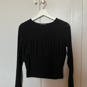 Långärmad Topp med volang från zara  - Svart, långärmad topp från Zara. Storlek M. Bra skick 🥰