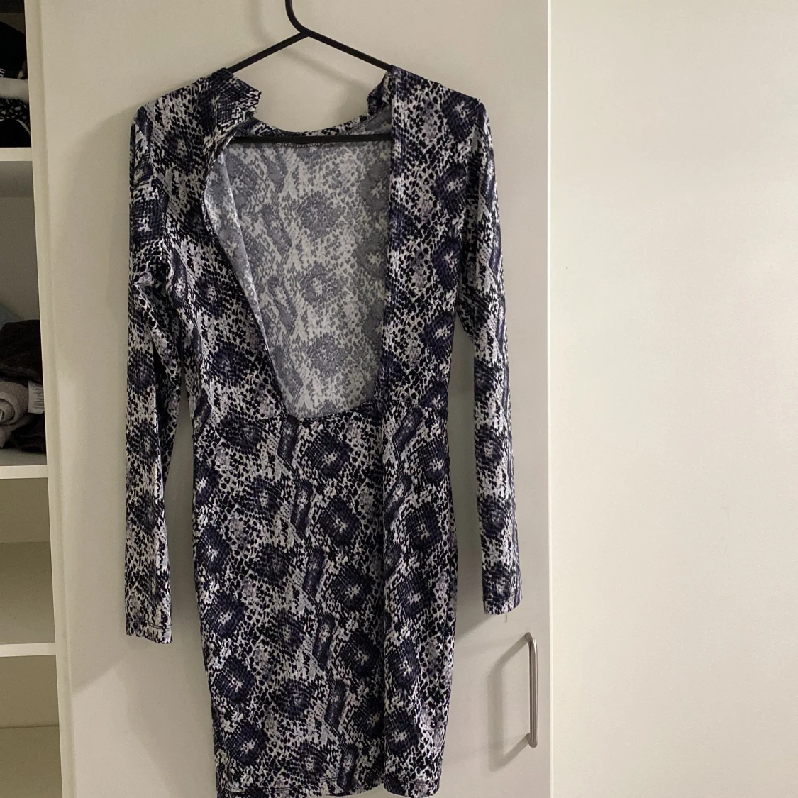 Orm mönstrad klänning  - 90