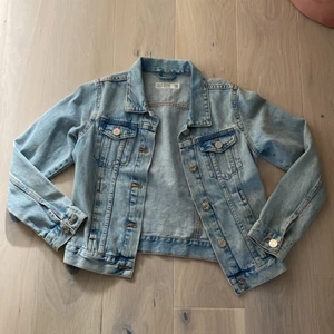 Jeansjacka  - Säljer denna super fina jeansjackan från Cubus. Har knappast används ❤️