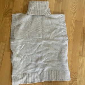 Stickad väst - Säljer denna supersköna och vackra stickade västen i strl S från Lindex. Den har en jättebekväm krage, och är verkligen ”rätt i tiden”☺️. Utgångspris 80kr, det diskuteras så båda blir nöjda💘 Köparen står för frakten (postnord)