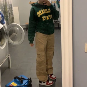 Cargopants - Säljer dessa coola cargopants. Inte min stil längre så säljer. I väldigt bra skick, endast använda få gånger. Nypris 600kr frakt ingår ej ❤️