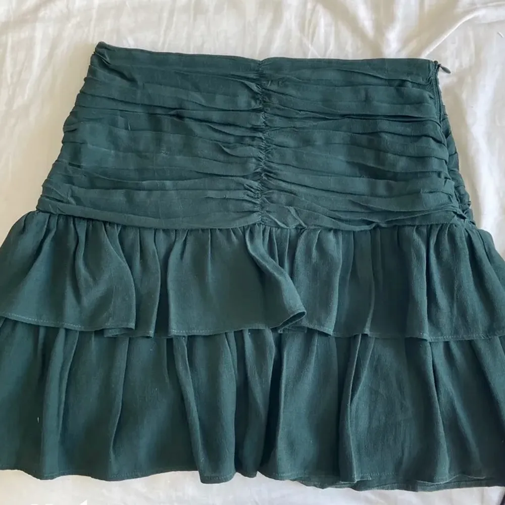 Första bilden är lånad men så härlig kjol! Kommer ej till användning för mig, använd Max 3 gånger så nyskick. Frakt: 62 kr. Kjolar.