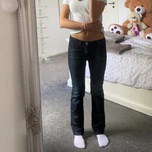 Lågmidjade jeans - Lågmidjade jeans som jag köpte begagnat men inte haft användning för. Dragkedjan är lite trasig men går fortfarande att använda.  Köparen står för frakt!