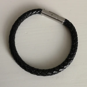 Läderarmband  - Armband i flätat läder, vet inte vart det är ifrån bara att det var från herravdelningen. 20cm långt. Kan alternativt skicka som brev för 15 kr. 