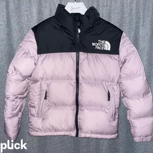 The north face jacka  - Säljer min gamla the north face jacka eftersom den inte kommer till användning och är nästan för liten för mig det är barn storlek storlek M Junior och passar mig knappt jag är 12 år gammal och är 147cm lång pris kan diskuteras 