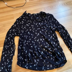 Blus med fåglar! - Väldigt fin blus med små fåglar på! 