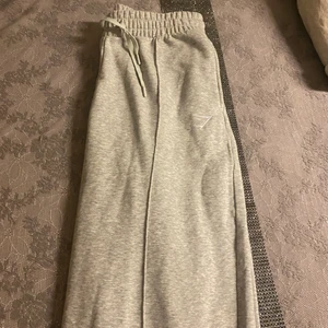 Gymshark gråa mjukisbyxor - Säljer ett par gråa gymshark mjukisbyxor för 200 kr (köpte den för 400 kr) med storleken L. Kan mötas upp i Oskarshamn annars står ni för frakten. Ej använd!