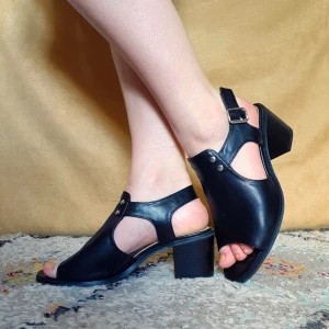 Svarta klackskor - Tuffa klackskor med nitdetaljer och spännen. Helt oanvända och lapparna sitter kvar.