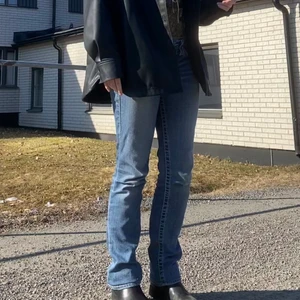 Jeans, true religion - Supersnygga jeans från true religion!!!🦋🦋 Lågmidjade med lite bootcut. Fint skick, endast en liten slitning längst ner på höger byxben (se bild 2).   Midjemått: 79cm Innerbenslängd: 82cm   Skriv vid intresse/ifall du önskar fler bilder💓