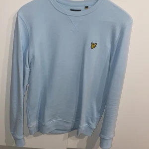 Lyle & Scott - Lyle & scott sweatshirt, använd fåtal gånger. Otroligt bra skick. Köpt för 850 kr på Mall of Scandinavia.