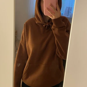 Brun hoddie - En brun hoddie som jag använt ett få tal gånger. Jätte skönt material. Den är inte tajt den är perfekt i storlek om inte lite stor. Passar till både män och kvinnor. Du står för frakten. 