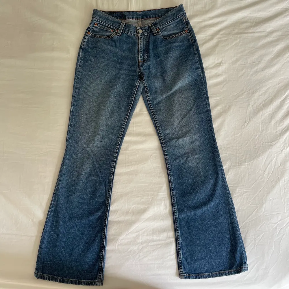 Levis jeans i modellen 529 bootcut, superfint skick och knappt använda då de inte passar mig. Midjemått: 70cm, innerbenslängd: 76cm💖. Jeans & Byxor.