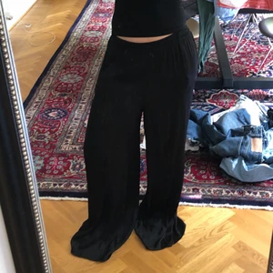 Vida satinbyxor - Vida satinbyxor med resår i midjan, för långa på mig som är 1,60 