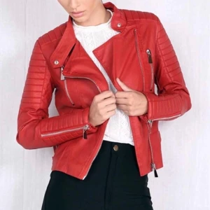 Röd moto skinnjacka  - Heej! Säljer den här röda ✨URLÄCKRA✨ skinnjackan❤️‍🔥 min absolut favorit jacka, som tyvärr blivit för liten och vehlver en ny ägare🥺 jackan är i använt skick då det finns ett jsck Inuti jackan. Men, märks inte alls när man har på sig den! Annars toppen skic🥰