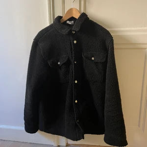 Pilejacka Svart - Pilejacka från Weekday!  Storlek M  - Jag är 1.86 med normalfit men funkar som overzise också. Bra skick. Köptes för 400kr