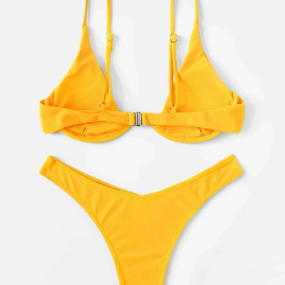 Säljer denna gula bikinin! RIKTIGT snygg & sexig att ha nu i sommar!! 😍😩🌸 säljs då den aldrig kom till användning då någon annan ska få ha glädje av den💞 storlek medium men liten i Strl så mycket mer en M. Övrigt.