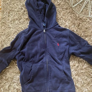 Barn Ralph Lauren hoodie - Säljer Ralph lauren hoodie i storlek Medium (barn).  Toppenskick! Nypris: 999 kr
