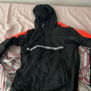 Superdry jacka - Vattentät och vindtät köpt för 800kr för 2 år sedan använd hyfsat mycket men fortfarande bra skick. Köparen står för frakt