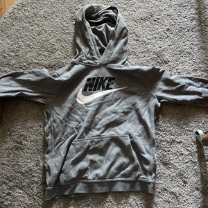 Nike hoodie  - Tjaa. Säljer denna otroligt härliga Nike hoodien i storlek 158-170cm. Tröjan har tvättats rätt många gånger så den kan ha krympt lite grann, inte säker däremot. 