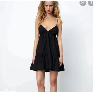 Zara klänning - Säljer min svarta zara klänning som tyvär inte har kommit till andvändning. Den är i st. XS men passar även S eftersom att den är justerbar i ryggen. Buda i kommentarerna!