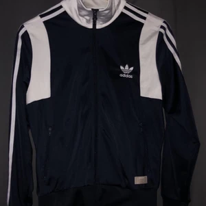Adidas old school  - Jätte fin. Skulle nog kalla det för en vintage adidas kofta. Färg-mörkblå &vit. Storlek M men sitter som en mindre storlek. 