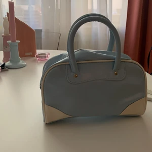 Babyblå miniväska - En vintage miniväska som får plats med det mesta. Några små fläckar på insidan men utsidan är det inget fel på