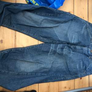 Baggy Levis jeans med unik design. Storlek 32/32 men sitter stort i storleken.