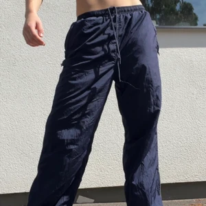Vindbyxor  - Har bättre bilder, bara att skriva så skickar jag! Vindbyxor i herrstorlek S. Oanvända av mig och köpta på beyond retros garage-sale. 200kr😇
