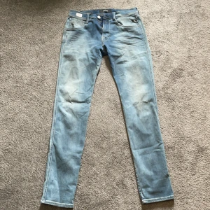 Replay jeans strl, 34 - Oanvända, anledningen till detta kan jag inte förklara. Antar att de försvann i garderoben. Köpte de för 1400kr.  Bra kvalite, snygga jeans.