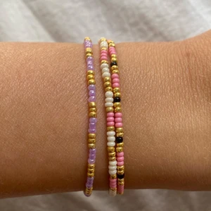 Pärlade armband - 30:- styck💓 Gratis frakt Ge även att designa själv, kolla sista bilden för färgval🫶🏻