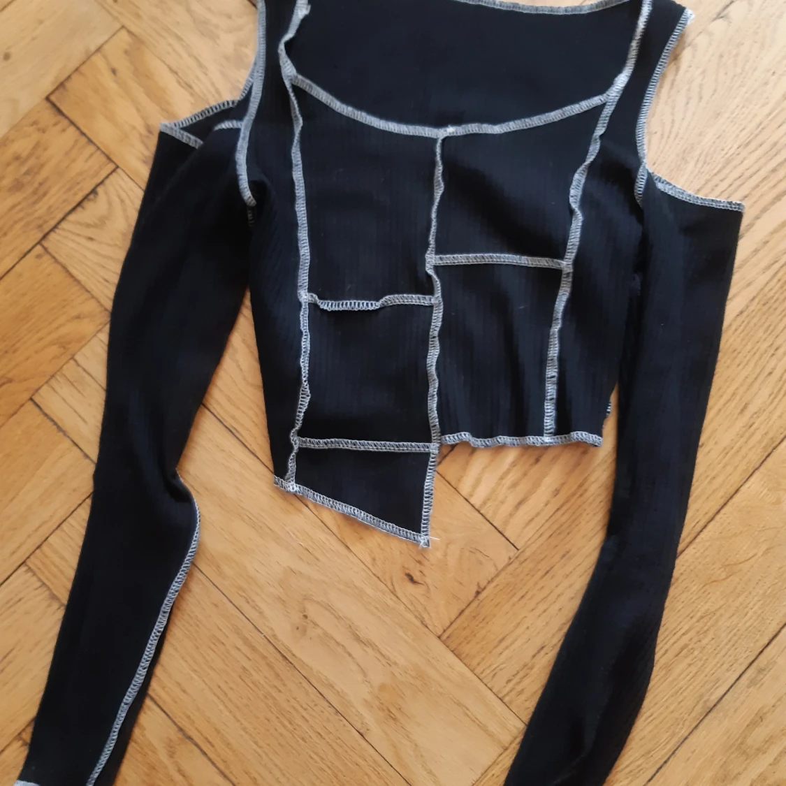 Topp med kontrasterande sömmar