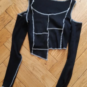 Topp med kontrasterande sömmar - Söt topp med vita kontrasterande sömmar och cut outs på axlarna från Shein. Nyskick. Storlek S.  Upphämtning Nytorget eller Slussen.