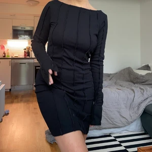 Hanna Schönberg x NAKD Seam Detail Dress - Seam Detail Dress Black från Hanna Schönberg x NAKD. Nyskick! Aldrig använd. Mjuk och Stretchig. Fraktkostnad 49kr.