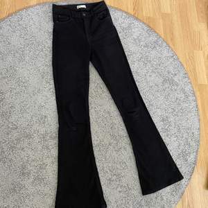 Svarta utsvängda bootcut jeans från Gina Tricot i storlek S. Mycket fint skick! Köpare står för eventuell frakt. 