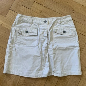 Cargo kjol - En snygg cargo kjol i bra skick, säljer pga att jag rensar min garderob. Storlek S/M, hör av er vid intresse eller för mer bilder<3 