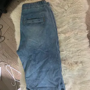 Ett par jeans shorts  