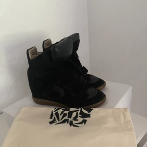 Isabel Marant Bekett - Säljer mina Isabel Marant skor då jag aldrig använder dem längre. De är i fint skick, dock har ena fästet till kardborrebandet lossnat men lämnas in till skomakare och fixar det om någon är intresserad. Hör av er om det är något ni undrar eller om ni vill ha fler bilder💞