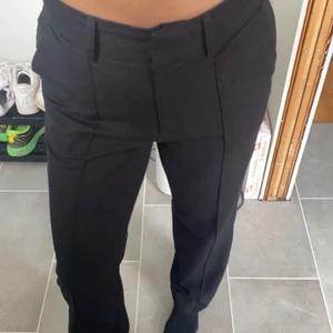 Kostymbyxor NA-KD - Kostymbyxor från NA-KD som har pressveck fram och bak, de har även en slits bak! 200kr+frakt💘