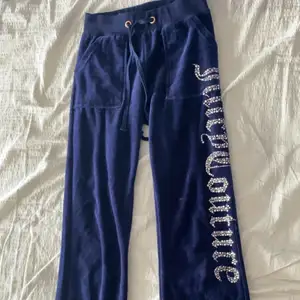 Säljer dessa juicy couture (fejk) byxor från aliexpress. Storlek xs, Bra skick och är bara använda ett par gånger. Hör av dig vid frågor eller intresse.💙 är osäker på vad frakten kostar.  