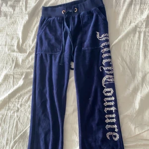 Juicy couture byxor💙 - Säljer dessa juicy couture (fejk) byxor från aliexpress. Storlek xs, Bra skick och är bara använda ett par gånger. Hör av dig vid frågor eller intresse.💙 är osäker på vad frakten kostar.  