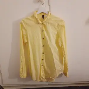 En gul skjorta i storlek 36. Säljer för 10 kr