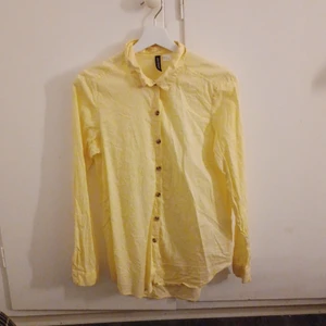Gul skjorta - En gul skjorta i storlek 36. Säljer för 10 kr