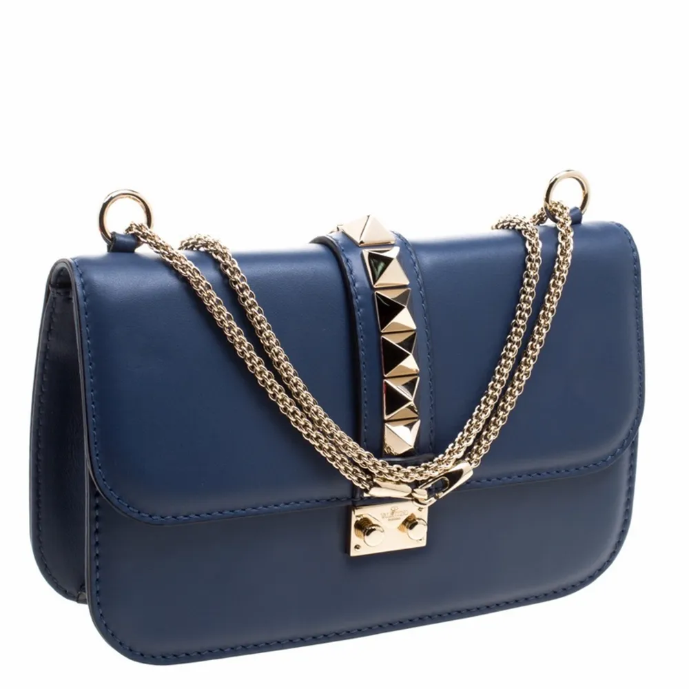 Glam lock leather crossbody bag Navy blue   - Bredd: 27 cm  - Höjd: 17 cm  - Djup: 6 Cm  Väskan är i använt skick . Väskor.